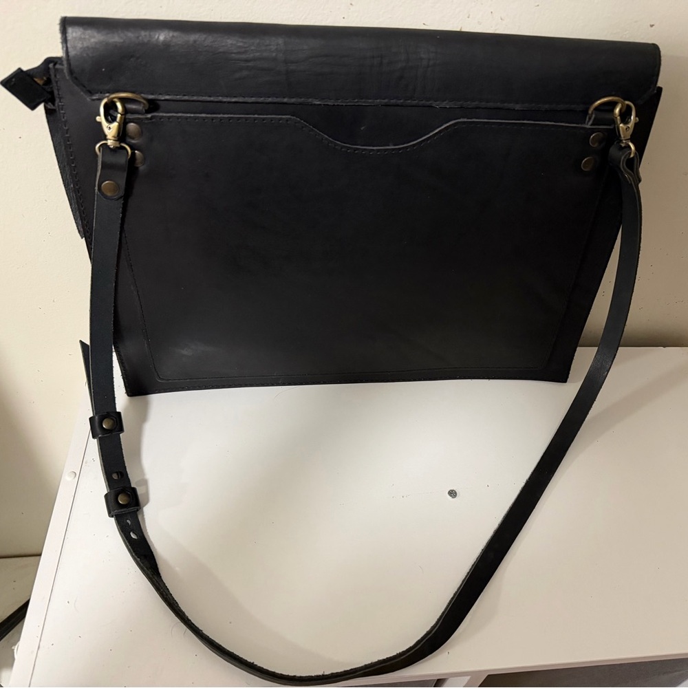 Lowell MTL Full-Grain Leather Messenger Bag, Designed & Handcrafted in Montreal - Picture 2 of 11